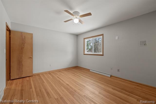 Builiding view thirty five for 4264 Woodstock, Waterford, MI. 48328