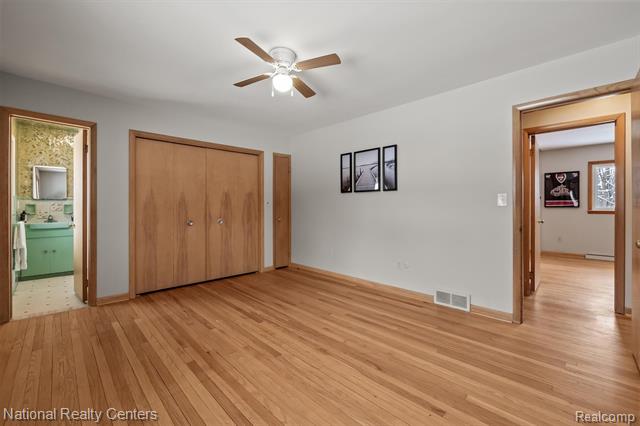 Builiding view thirty two for 4264 Woodstock, Waterford, MI. 48328