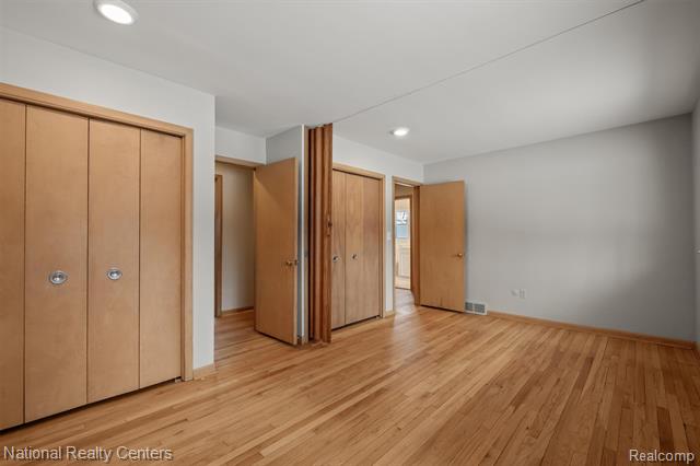 Builiding view thirty for 4264 Woodstock, Waterford, MI. 48328