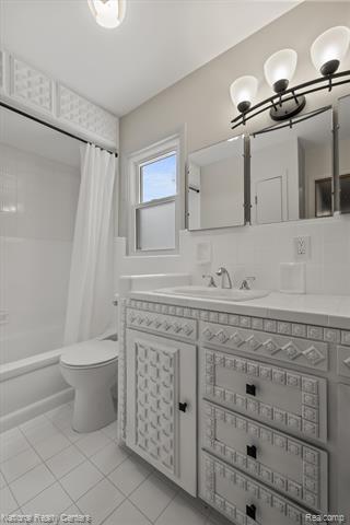 Builiding view twenty five for 4264 Woodstock, Waterford, MI. 48328