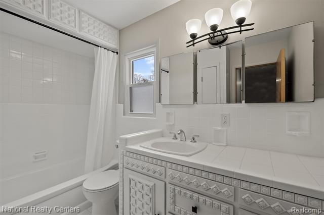 Builiding view twenty four for 4264 Woodstock, Waterford, MI. 48328