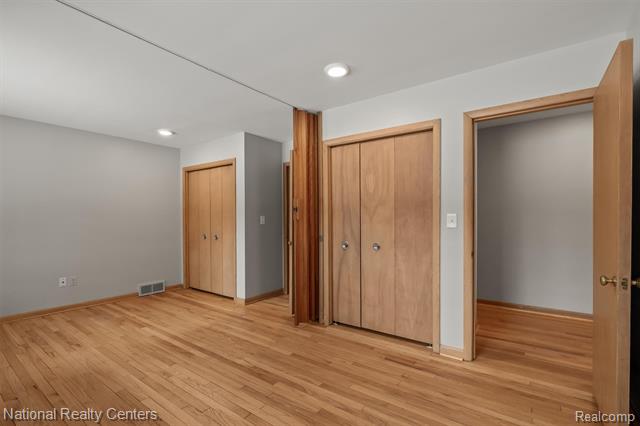 Builiding view twenty nine for 4264 Woodstock, Waterford, MI. 48328