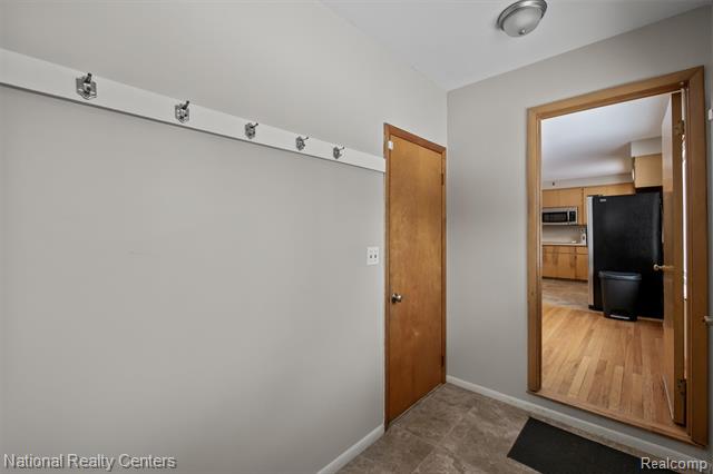 Builiding view twenty one for 4264 Woodstock, Waterford, MI. 48328