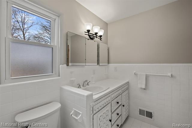 Builiding view twenty six for 4264 Woodstock, Waterford, MI. 48328