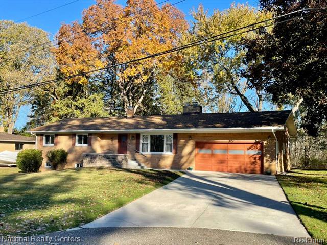 Builiding view two for 4264 Woodstock, Waterford, MI. 48328