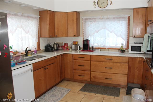 Builiding view eight for 4092 Woodstock, Waterford, MI. 48328