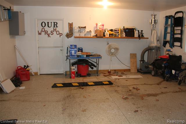 Builiding view eighteen for 4092 Woodstock, Waterford, MI. 48328