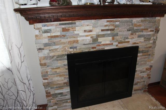 Builiding view four for 4092 Woodstock, Waterford, MI. 48328