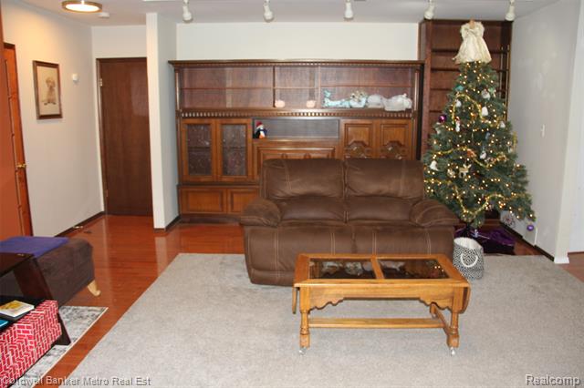 Builiding view six for 4092 Woodstock, Waterford, MI. 48328