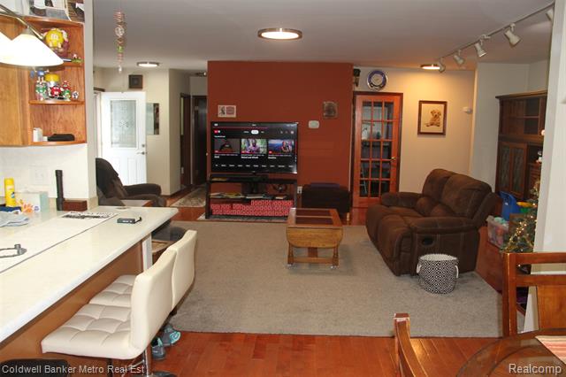 Builiding view ten for 4092 Woodstock, Waterford, MI. 48328