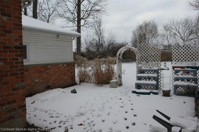 Builiding view twenty four for 4092 Woodstock, Waterford, MI. 48328