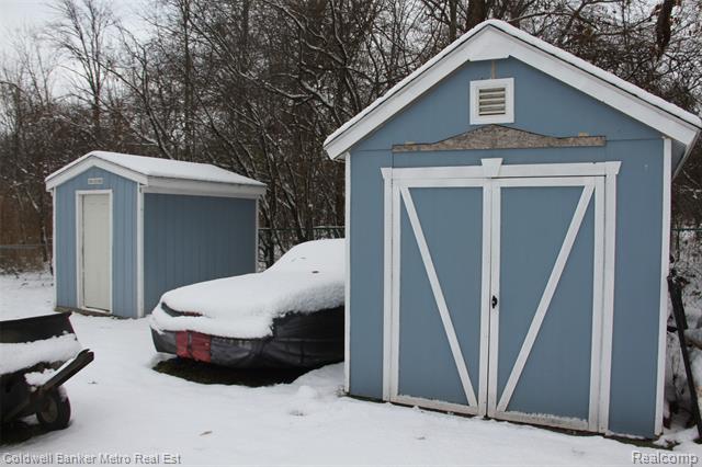 Builiding view twenty nine for 4092 Woodstock, Waterford, MI. 48328