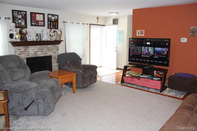 Builiding view two for 4092 Woodstock, Waterford, MI. 48328