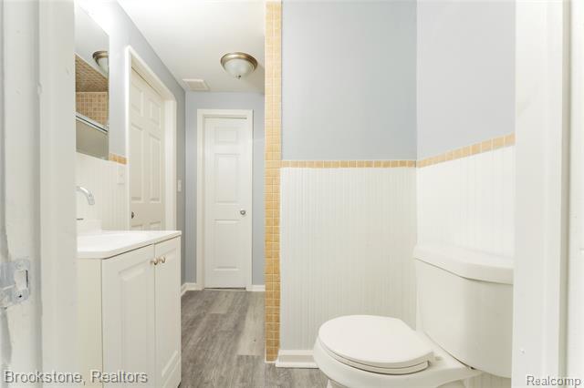 Builiding view nineteen for 2961 Chrysler, Waterford, MI. 48328