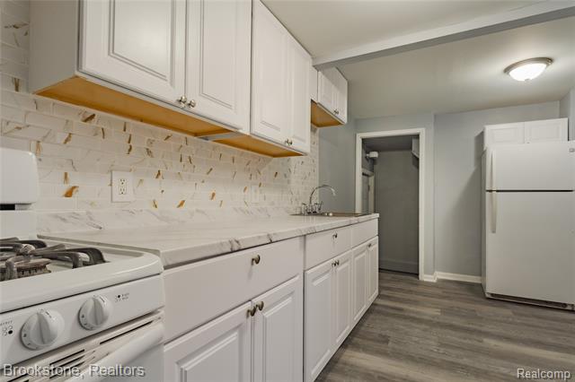 Builiding view seven for 2961 Chrysler, Waterford, MI. 48328