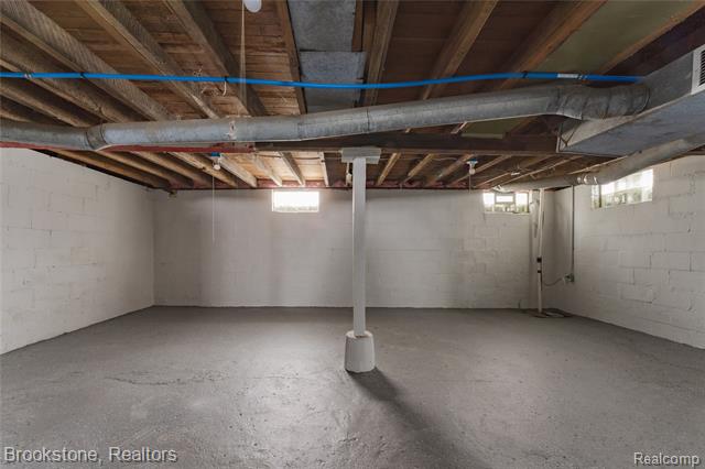 Builiding view twenty one for 2961 Chrysler, Waterford, MI. 48328