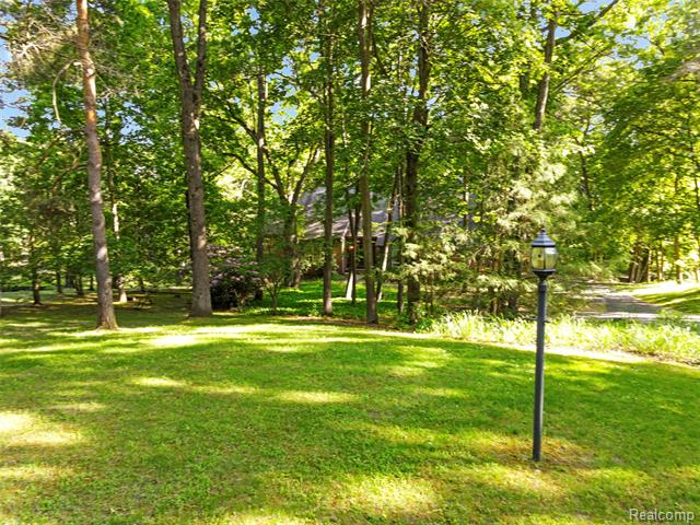Builiding view twenty one for 2323 Addaleen, Highland, MI. 48357