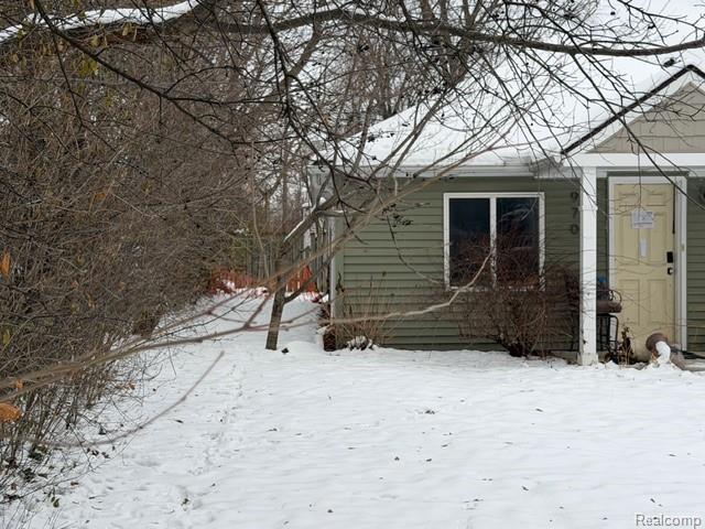 Builiding view two for 970 Henderson, Waterford, MI. 48328