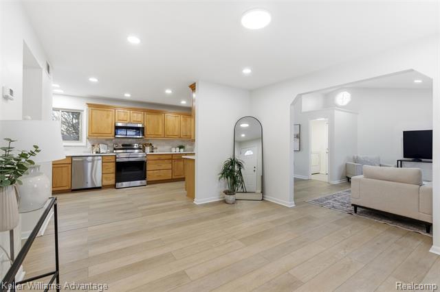 Builiding view nine for 1091 Joangay, Waterford, MI. 48327