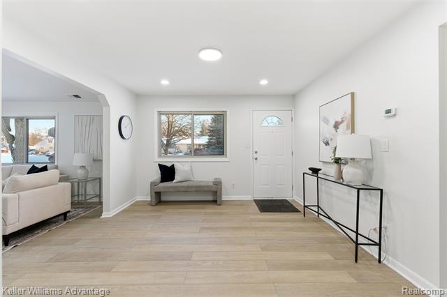 Builiding view ten for 1091 Joangay, Waterford, MI. 48327