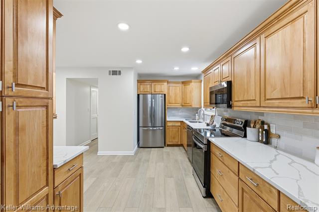 Builiding view three for 1091 Joangay, Waterford, MI. 48327