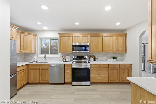 Builiding view two for 1091 Joangay, Waterford, MI. 48327