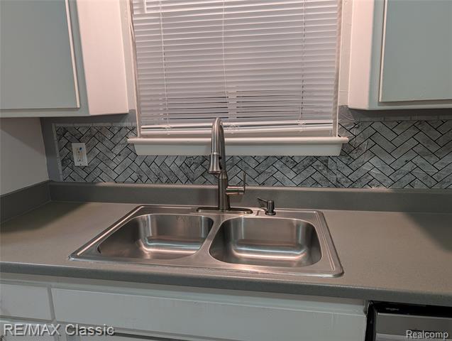 Builiding view five for 679 Linda Vista, Pontiac, MI. 48342