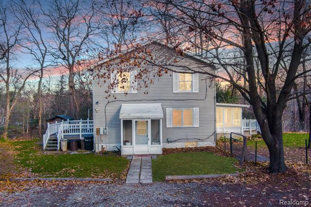 front view for 1735 N Duck Lake Rd, Highland, Mi. 48356