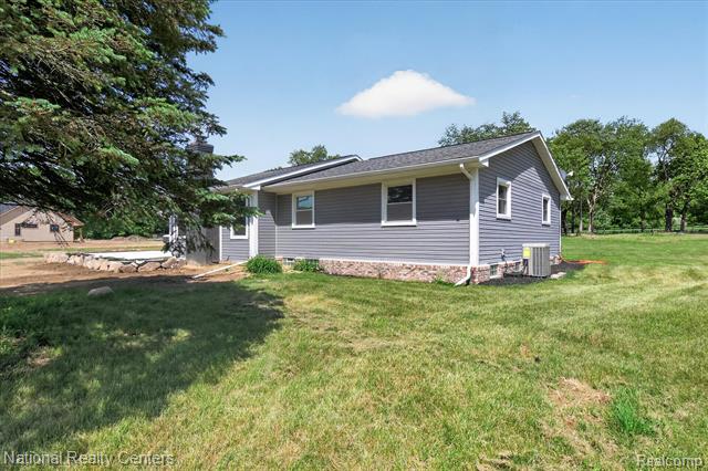 Builiding view forty five for 2601 Westwind, Highland, MI. 48357