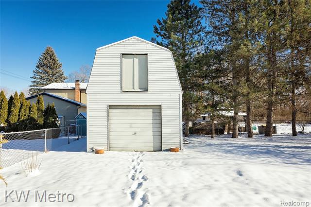 Builiding view twenty five for 1350 Whitney, Waterford, MI. 48328