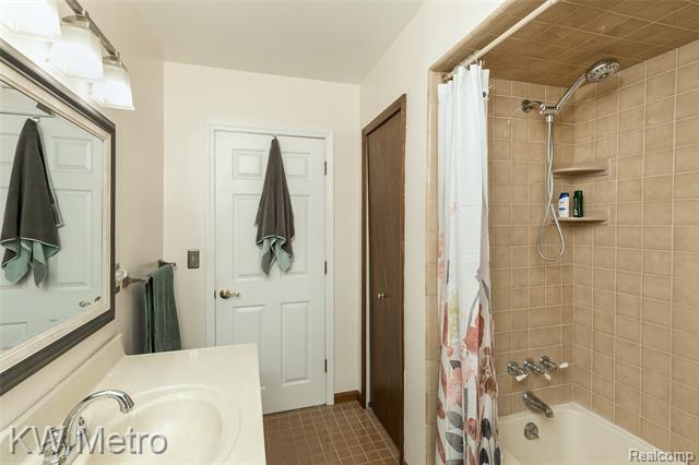 Builiding view twenty four for 1350 Whitney, Waterford, MI. 48328