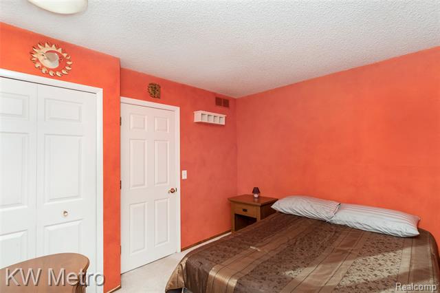 Builiding view twenty one for 1350 Whitney, Waterford, MI. 48328