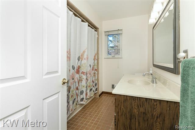 Builiding view twenty three for 1350 Whitney, Waterford, MI. 48328