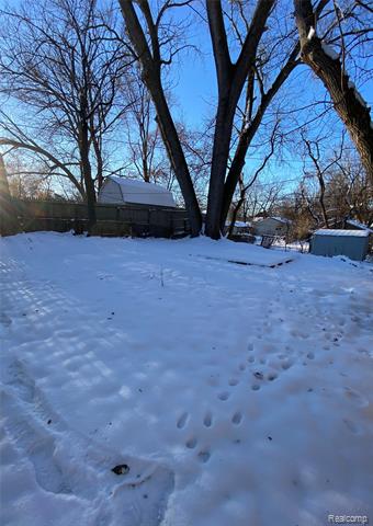 Builiding view eighteen for 733 Livingston, Pontiac, MI. 48340