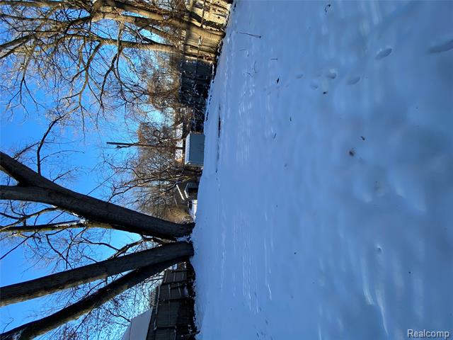 Builiding view seventeen for 733 Livingston, Pontiac, MI. 48340