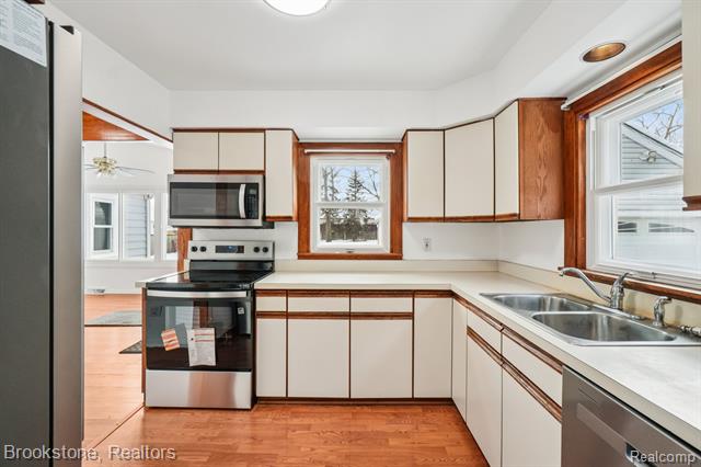 Builiding view ten for 5729 Graves, Waterford, MI. 48327