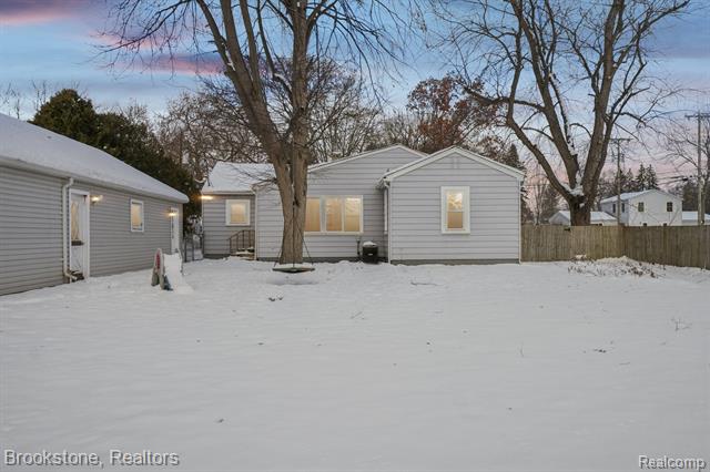 Builiding view thirty four for 5729 Graves, Waterford, MI. 48327