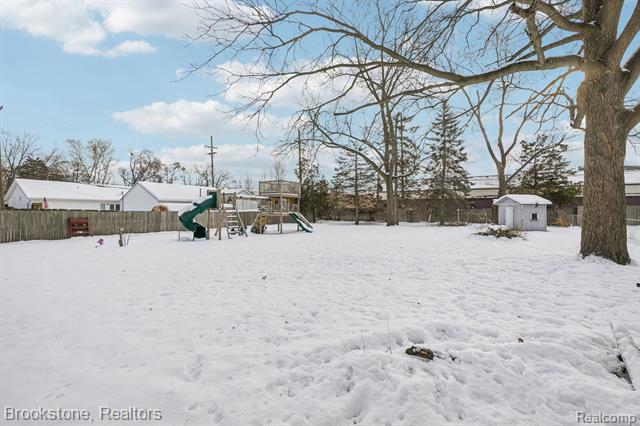 Builiding view thirty one for 5729 Graves, Waterford, MI. 48327