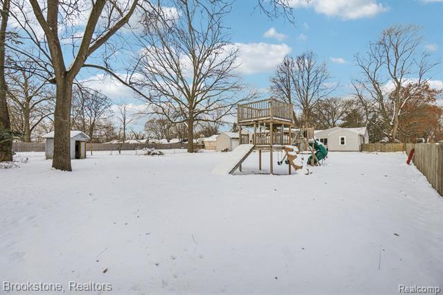 Builiding view thirty three for 5729 Graves, Waterford, MI. 48327