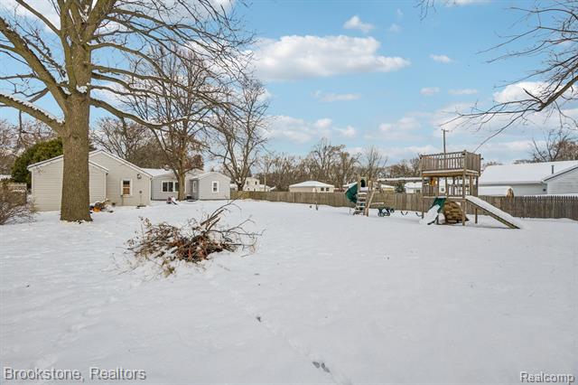 Builiding view thirty two for 5729 Graves, Waterford, MI. 48327