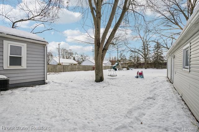 Builiding view thirty for 5729 Graves, Waterford, MI. 48327