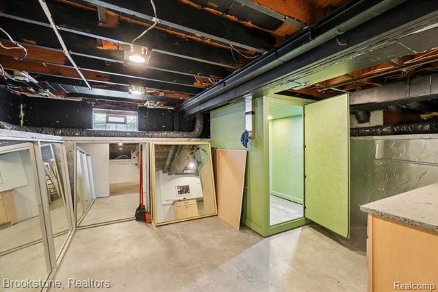 Builiding view twenty five for 5729 Graves, Waterford, MI. 48327