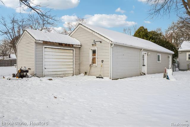 Builiding view twenty nine for 5729 Graves, Waterford, MI. 48327