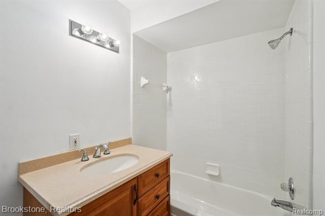 Builiding view twenty one for 5729 Graves, Waterford, MI. 48327