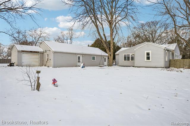 Builiding view twenty seven for 5729 Graves, Waterford, MI. 48327