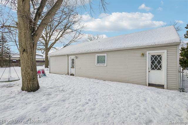 Builiding view twenty six for 5729 Graves, Waterford, MI. 48327