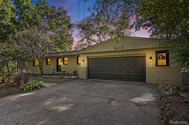 Builiding view one for 3015 Lakeview, Highland, MI. 48356