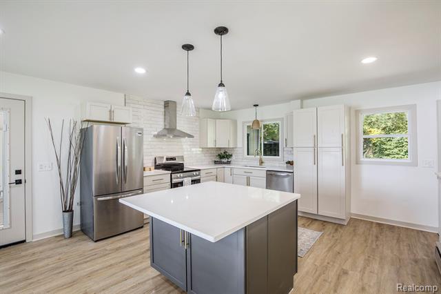 Builiding view six for 3015 Lakeview, Highland, MI. 48356