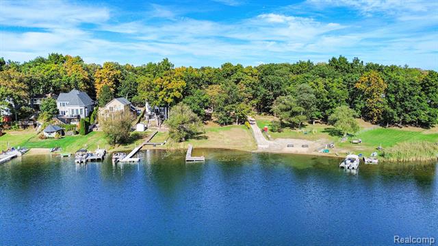 Builiding view twenty eight for 3015 Lakeview, Highland, MI. 48356