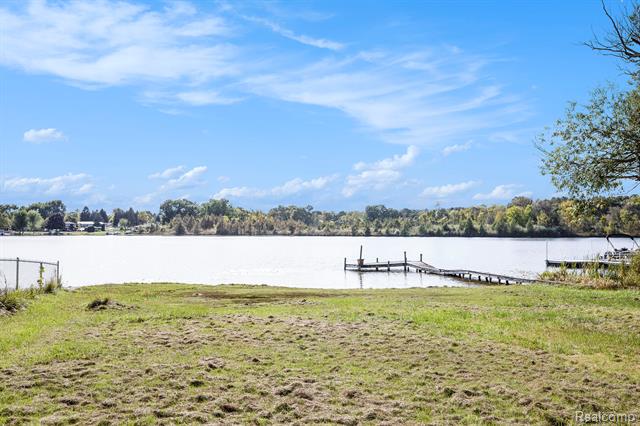 Builiding view twenty five for 3015 Lakeview, Highland, MI. 48356